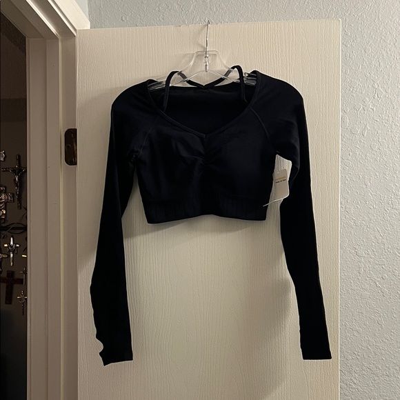 Glowmode Tops - Black Long-Sleeve Cropped V-Neck Athletic Top